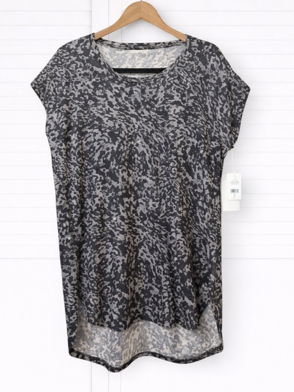 NEW Halston Studio Abstract Animal Print Short Sleeve High Low Top Shirt Medium